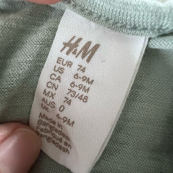 H&M sage green romper 6-9 months - Picture 3 of 3